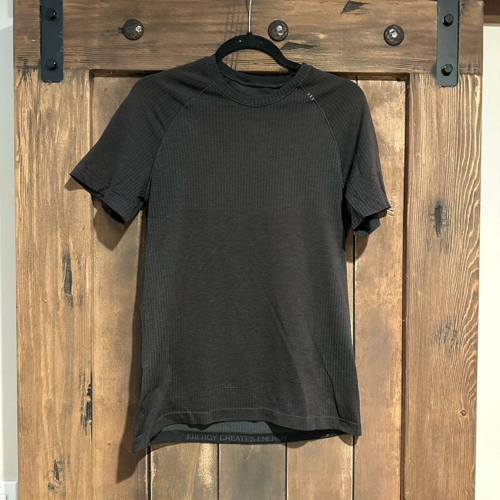 lululemon athletica Metal Vent Tech Graphite Short Sleeve Tee